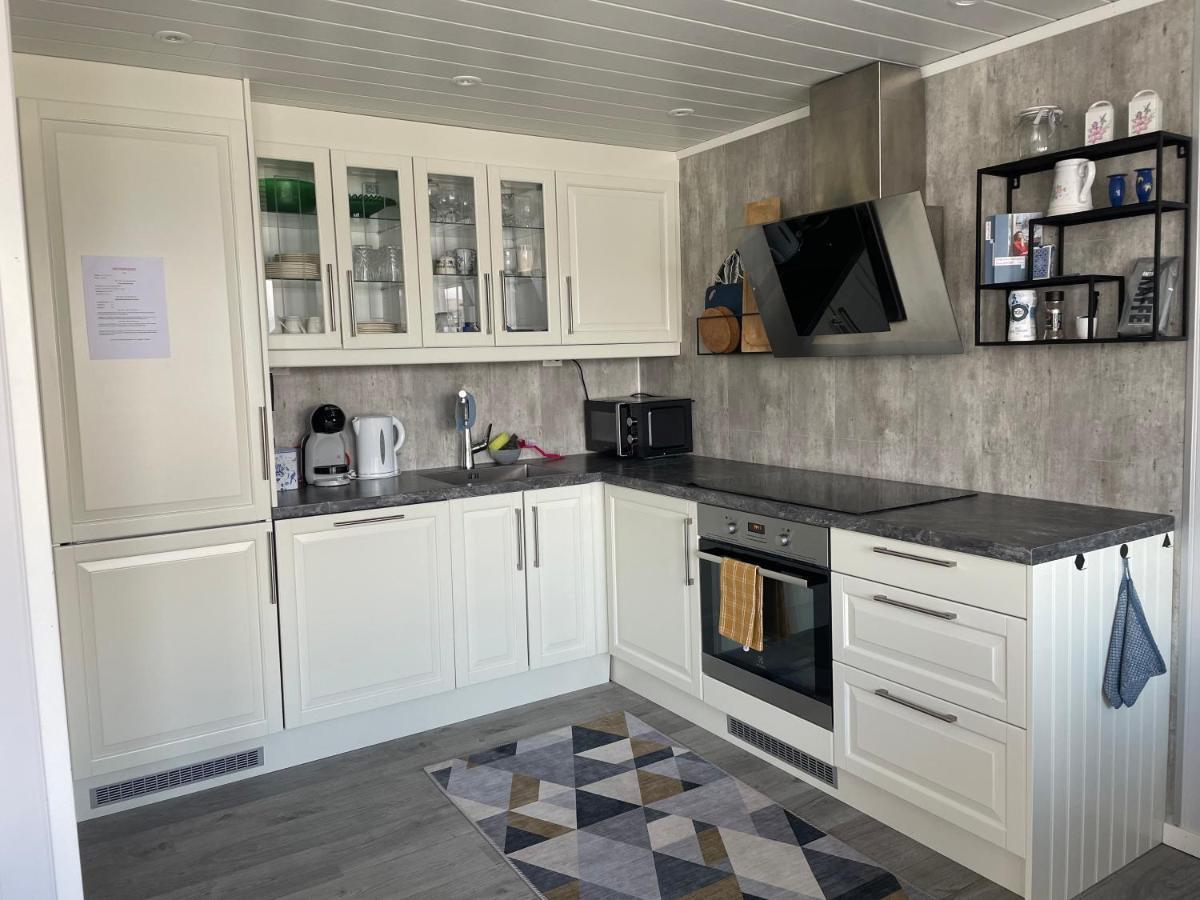 Luxurious Cabin By The Waterfront Лекнес Екстериор снимка