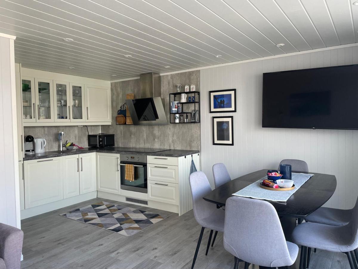 Luxurious Cabin By The Waterfront Лекнес Екстериор снимка